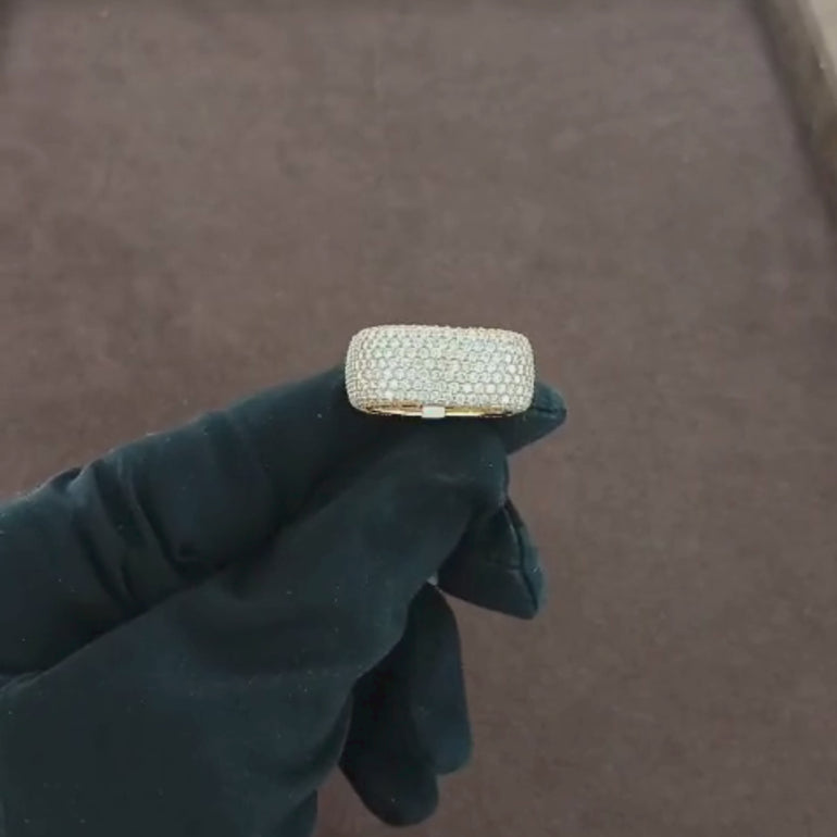 Video showcasing the 5.15 CT natural round cut diamond ring set in 18kt white gold, emphasizing the stunning sparkle of the large diamond and its elegant, timeless setting.