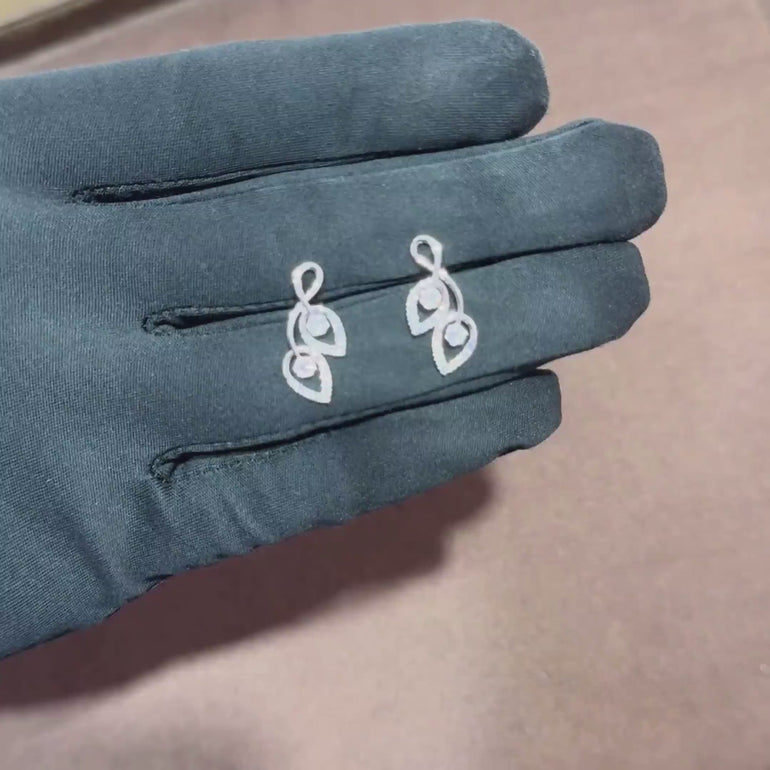 Video showcasing the 0.25 CT natural round cut diamond drop earrings set in 18kt white gold, highlighting their graceful design and sparkling diamonds.